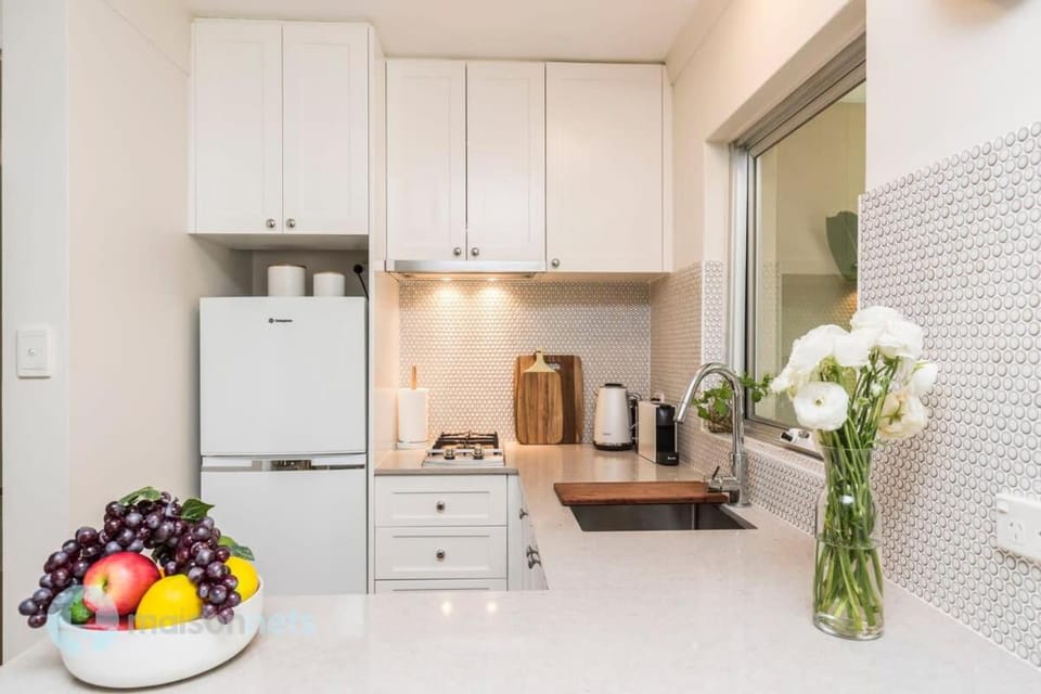 Kitchen or kitchenette, dishwasher, stove