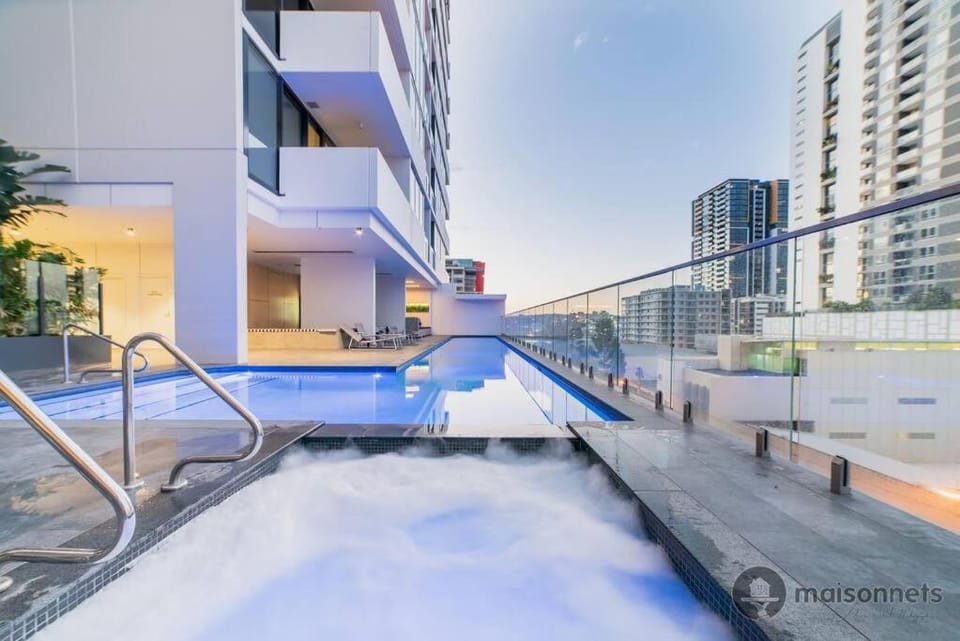 Property building, Day, Balcony/Terrace, Swimming pool