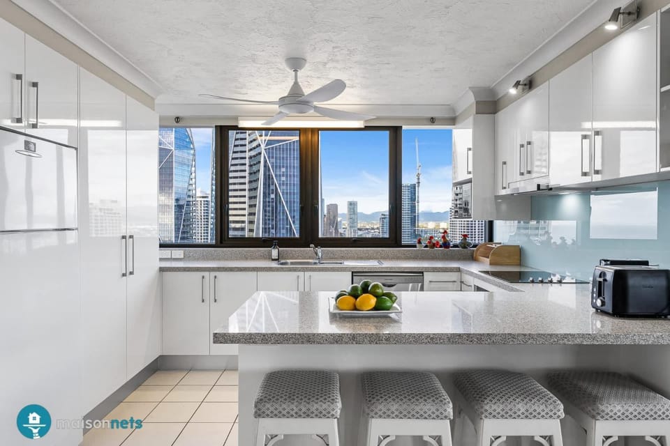 Surfers Paradise Beachfront Pool and Views Apartment in Surfers Paradise