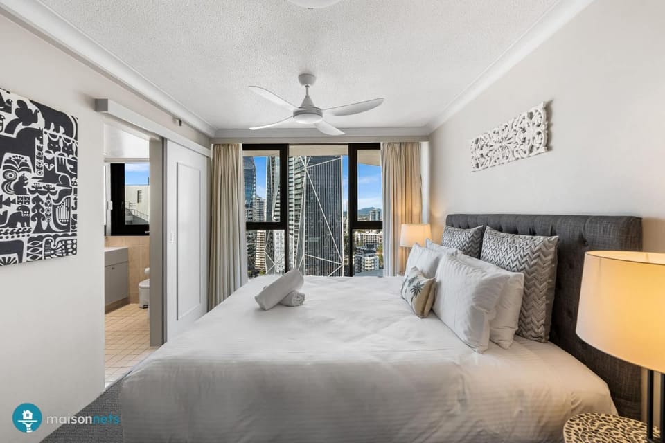Surfers Paradise Beachfront Pool and Views Apartment in Surfers Paradise