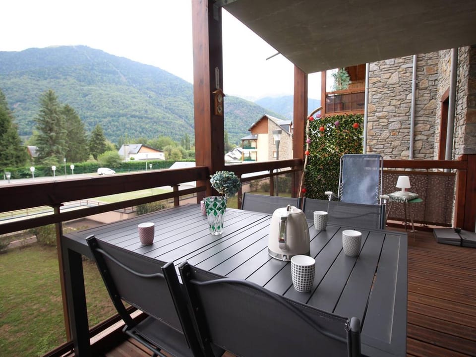 Appartement Cozy 3P avec Balcon Sud, Garage et Proche Golf - Montauban-de-Luchon - FR-1-313-227 Apartment in Occitanie
