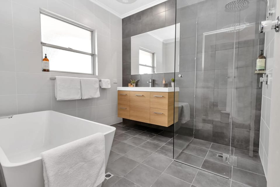 Shower, Bathroom, Bath, towels