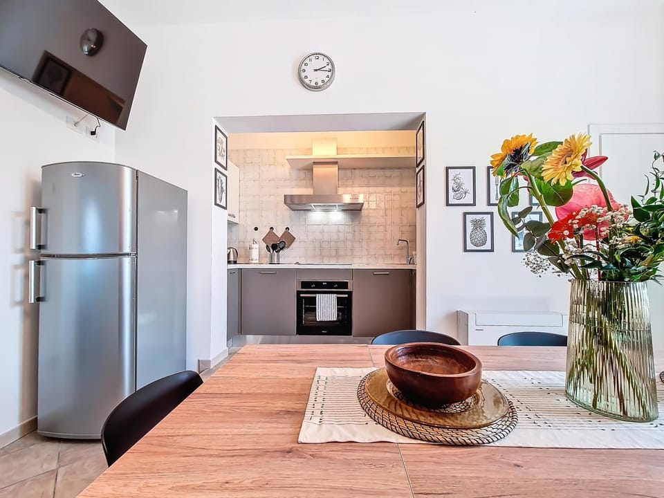 Kitchen or kitchenette, Kitchen or kitchenette, Dining area, stove