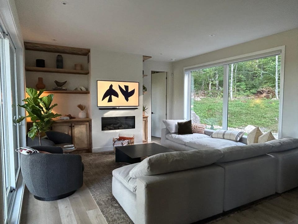 TV and multimedia, Living room, Photo of the whole room, Seating area, flat iron
