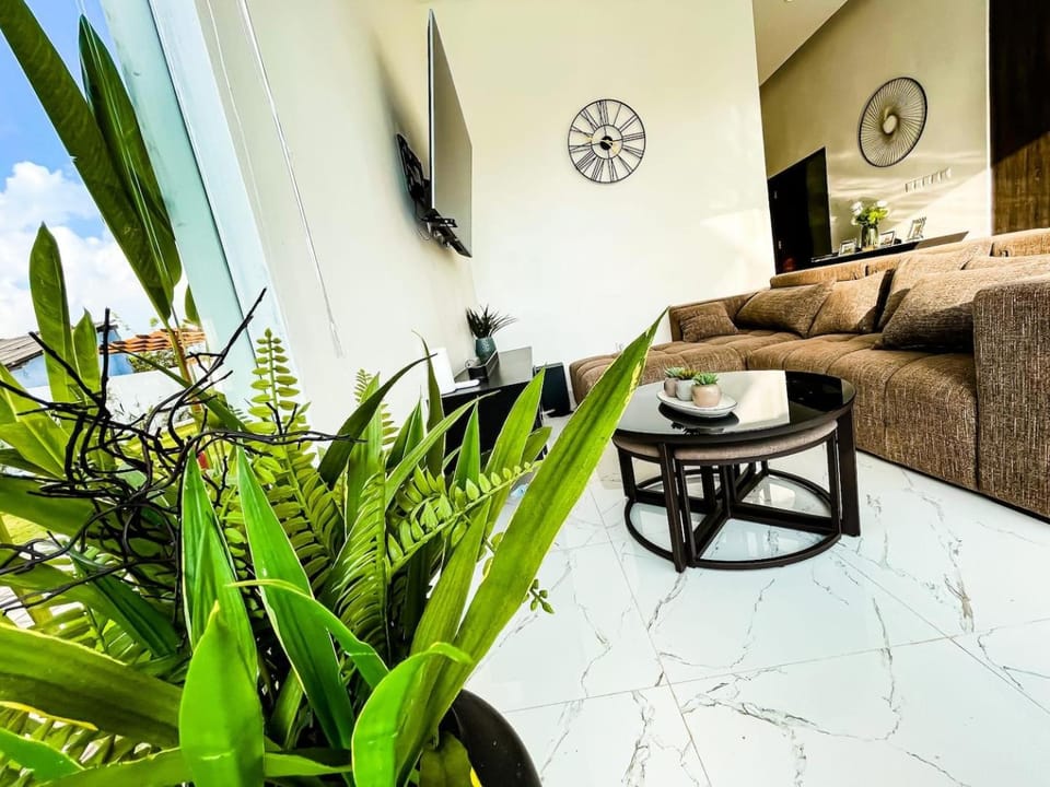 Villa Bell - Modern 3BR Villa Pool, Gym, Sauna Villa in Bali