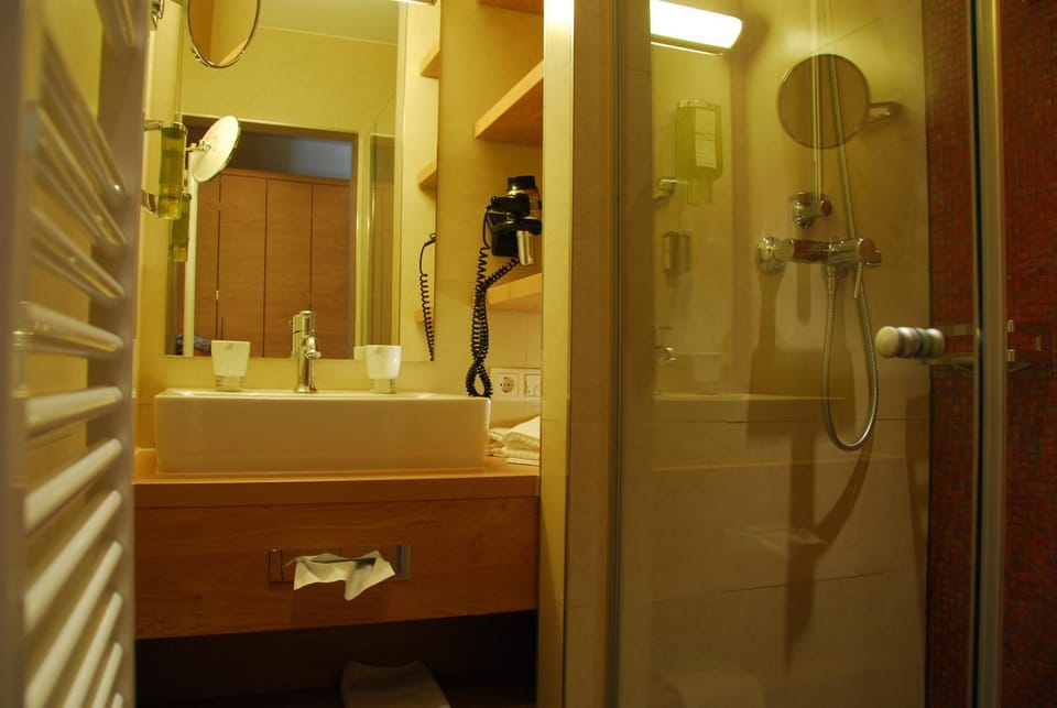 Bathroom, Decorative detail