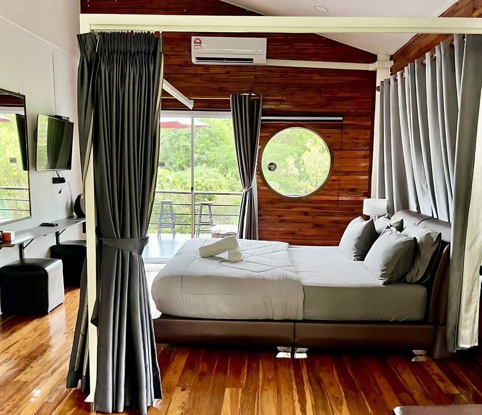 Bed, Living room, Photo of the whole room, Seating area, Bedroom, air conditioner