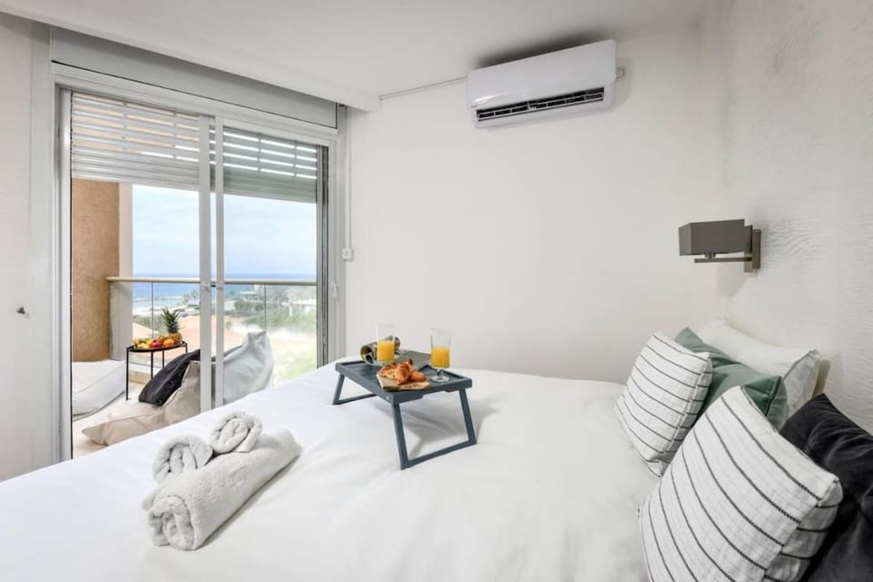 Modern Gem with Stunning Balcony by SeaNRent Apartment in Herzliya