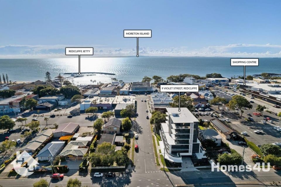 Property building, Day, Neighbourhood, Natural landscape, Bird's eye view, Text overlay, City view, Sea view, Street view, Location, Parking
