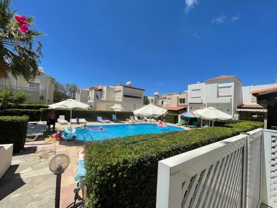 Day, Swimming pool, sunbed