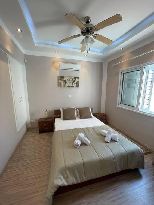 Bed, Photo of the whole room, Bedroom, fireplace, towels