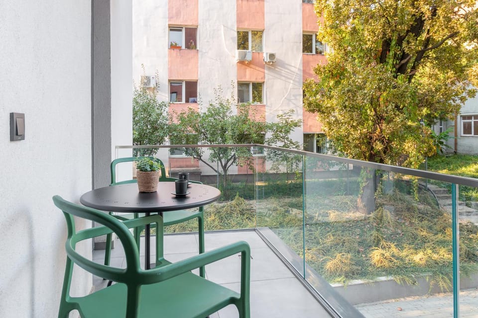Balcony/Terrace, Street view
