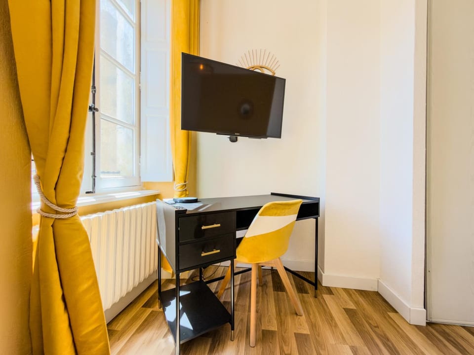 TV and multimedia, Seating area, Bedroom