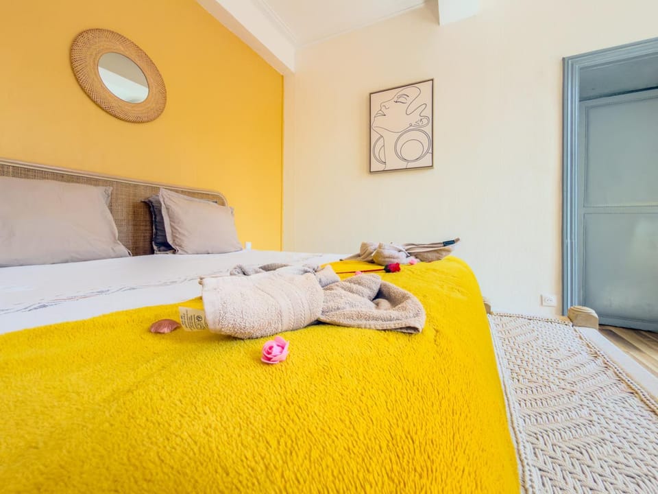 Bed, Photo of the whole room, Bedroom, towels