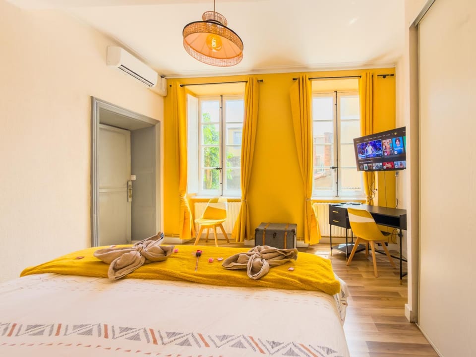 Bed, TV and multimedia, Bedroom, towels, air conditioner