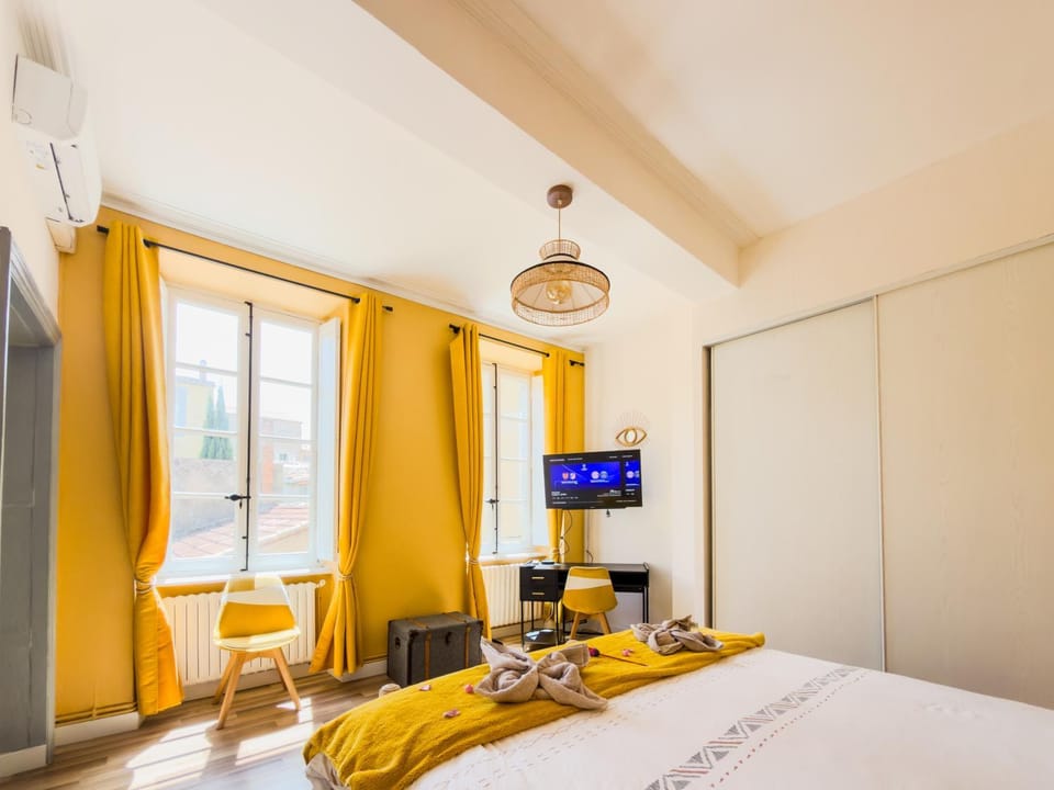Bed, TV and multimedia, Photo of the whole room, Seating area, Bedroom, towels, wardrobe, air conditioner