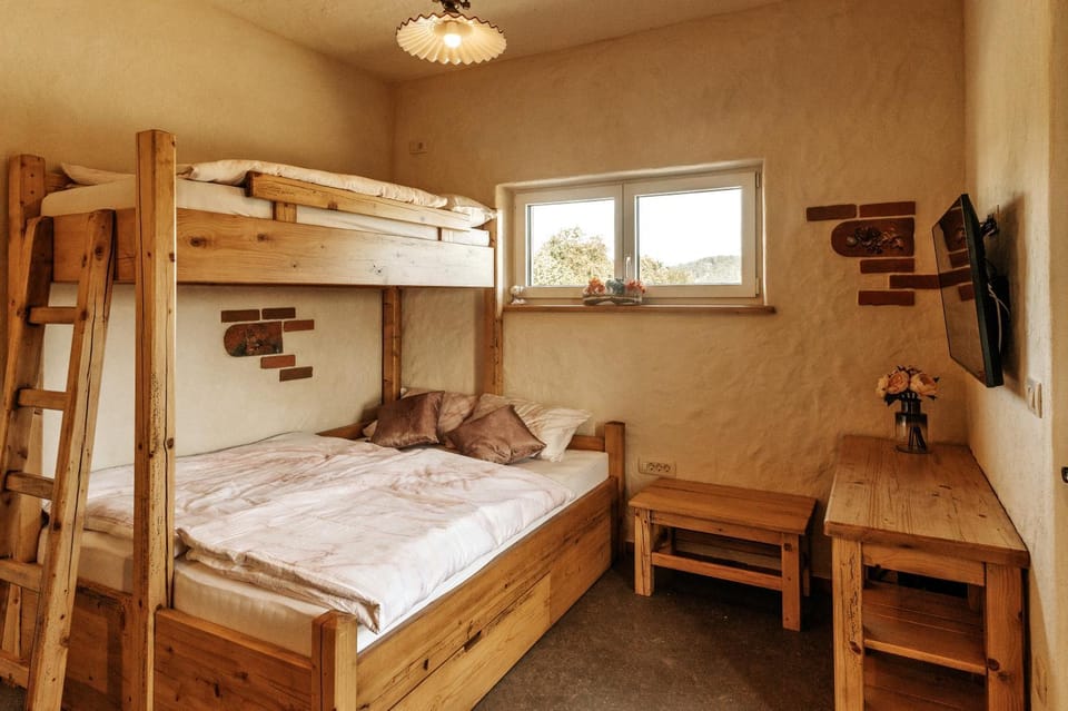 Bed, TV and multimedia, Photo of the whole room, Bedroom, bunk bed