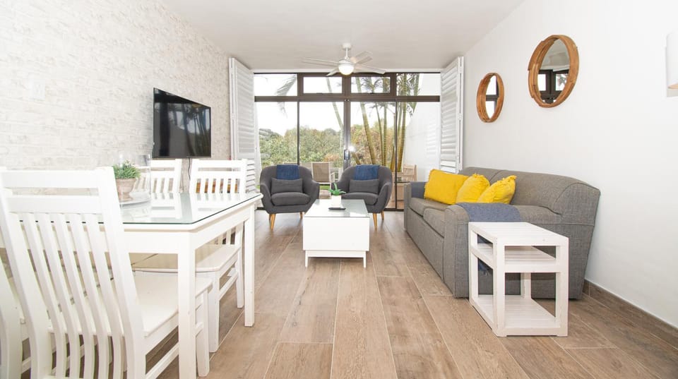 TV and multimedia, View (from property/room), Balcony/Terrace, Living room, Seating area, Dining area