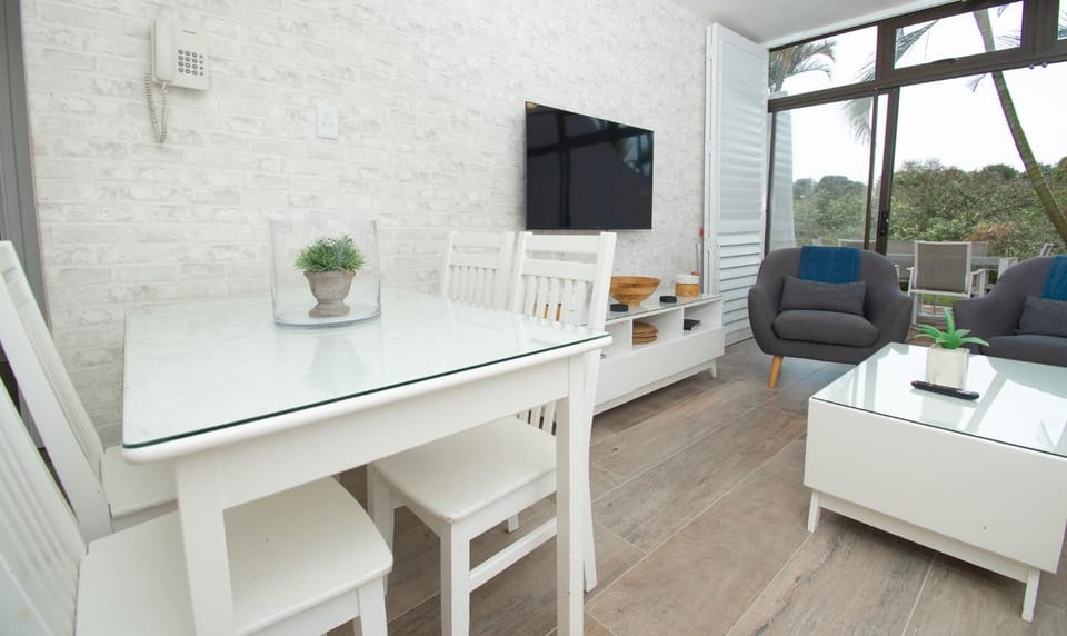 Communal lounge/ TV room, TV and multimedia, Living room, Seating area, Dining area, Evening entertainment