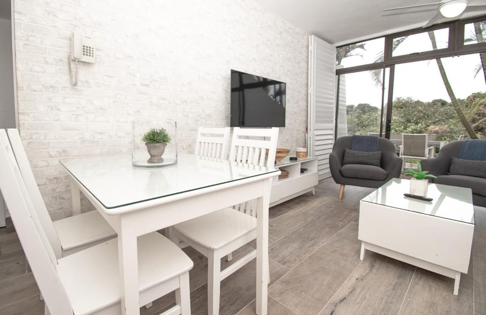 Communal lounge/ TV room, Natural landscape, TV and multimedia, Living room, Seating area, Dining area, Evening entertainment