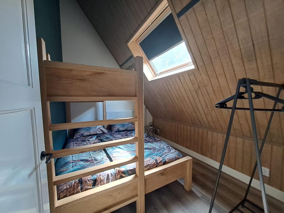 Bedroom, bunk bed