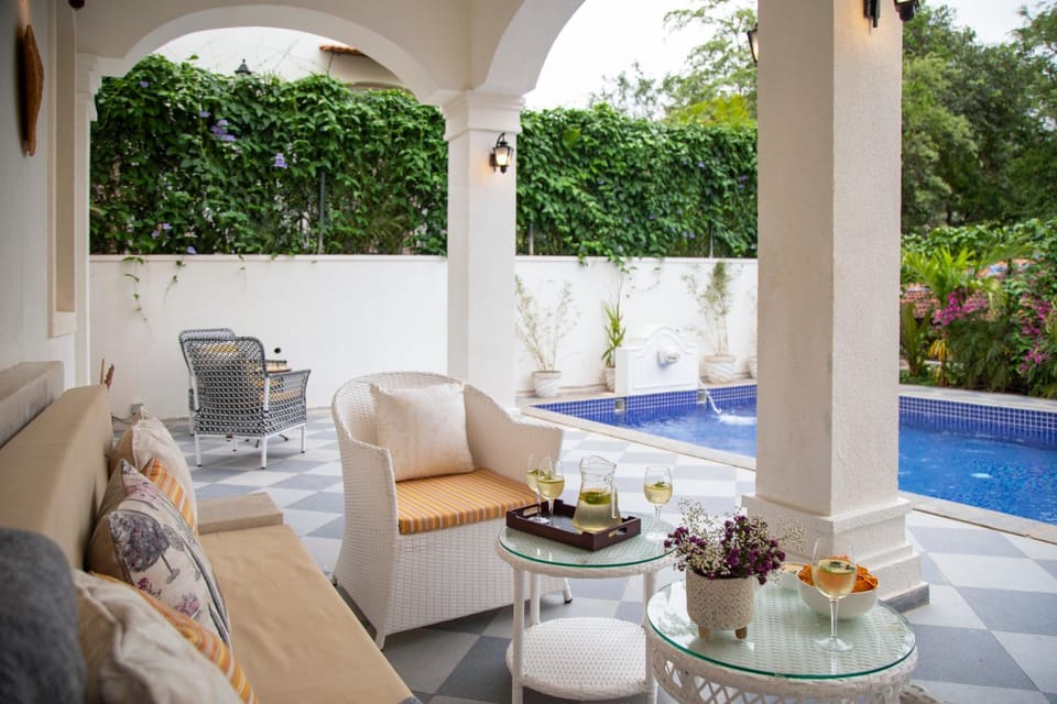 Food and drinks, Seating area, Dining area, Swimming pool, Breakfast