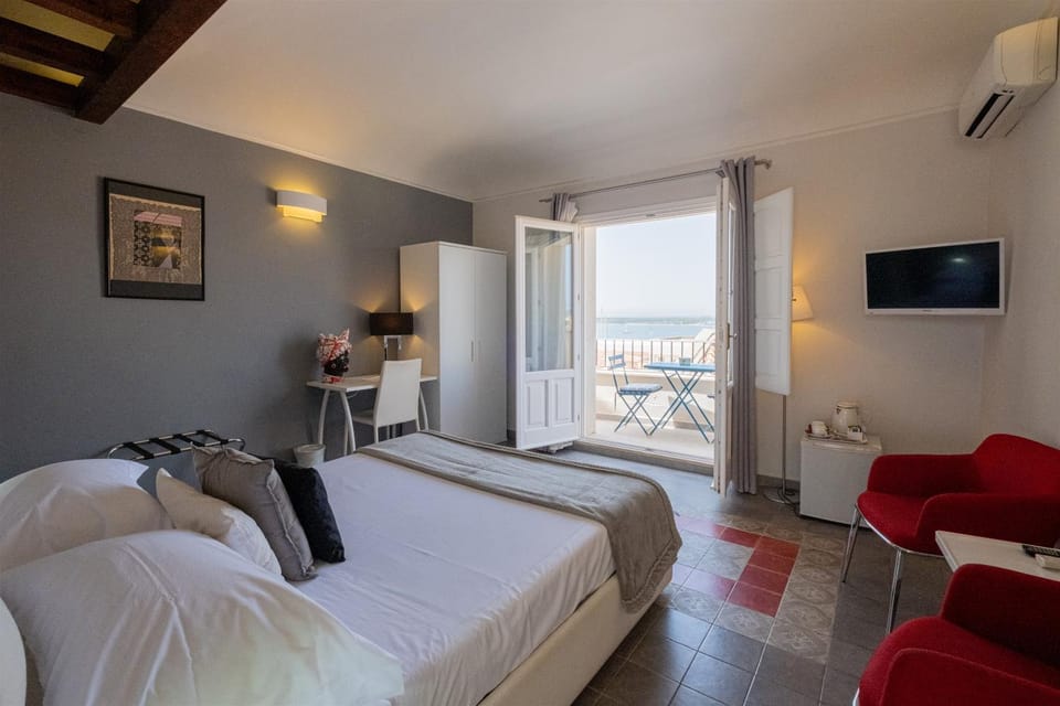 TV and multimedia, Photo of the whole room, Seating area, Bedroom, hair dresser, air conditioner