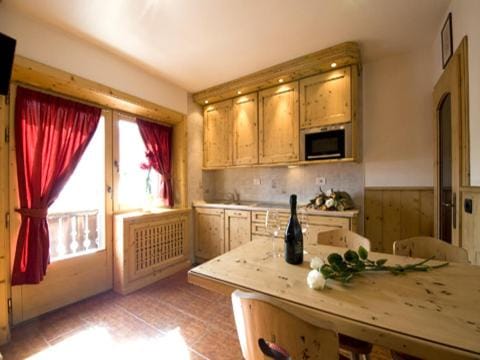 Kitchen or kitchenette, Dining area, dishwasher, minibar, pet friendly, stove