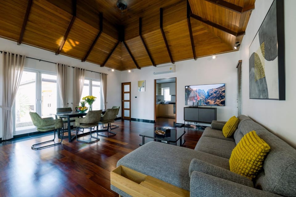 TV and multimedia, Living room, Seating area, Dining area