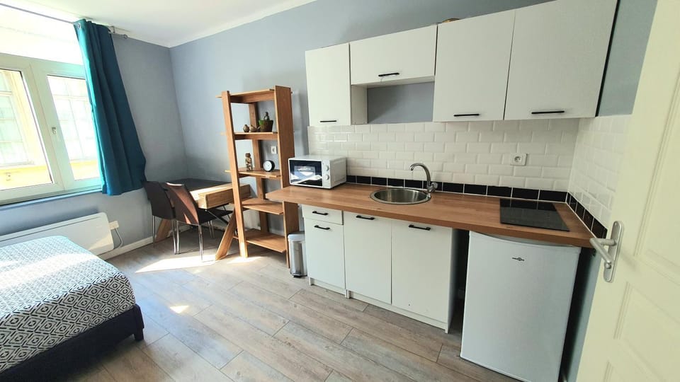Kitchen or kitchenette, Dining area, minibar