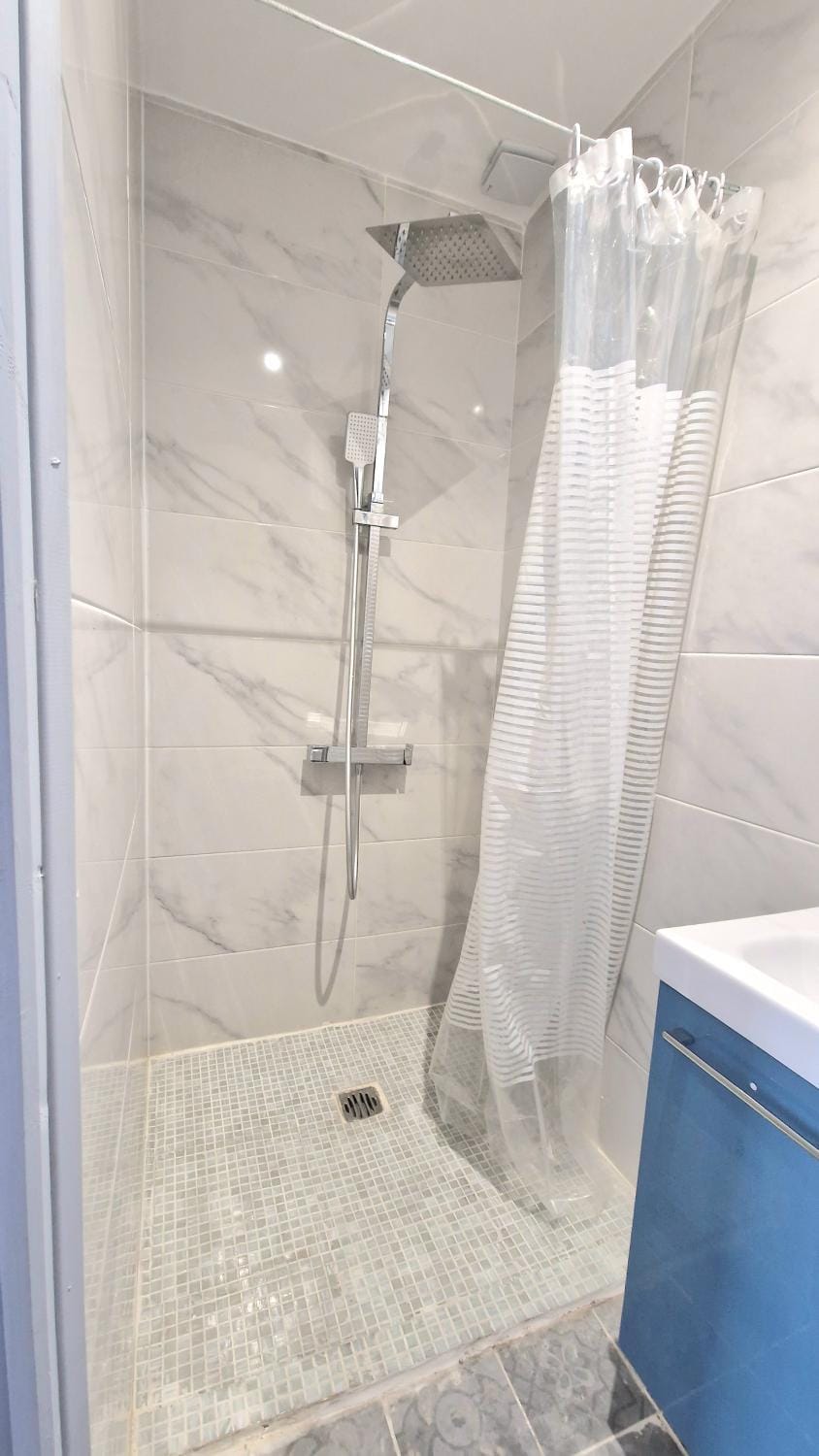 Shower, Bathroom, towels