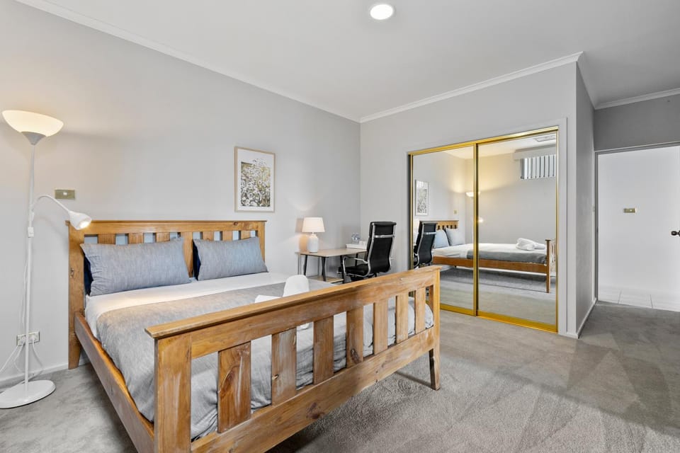 Photo of the whole room, Bedroom, wardrobe