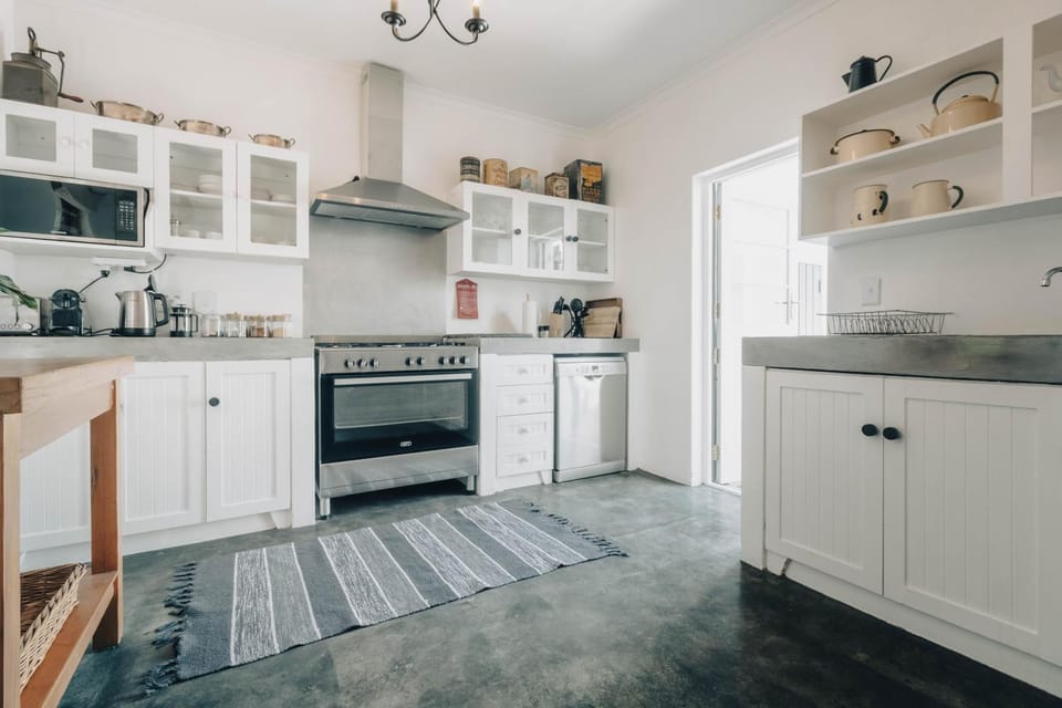 Kitchen or kitchenette, oven, stove
