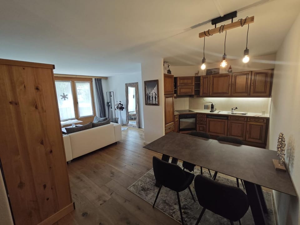Kitchen or kitchenette, Dining area, stove