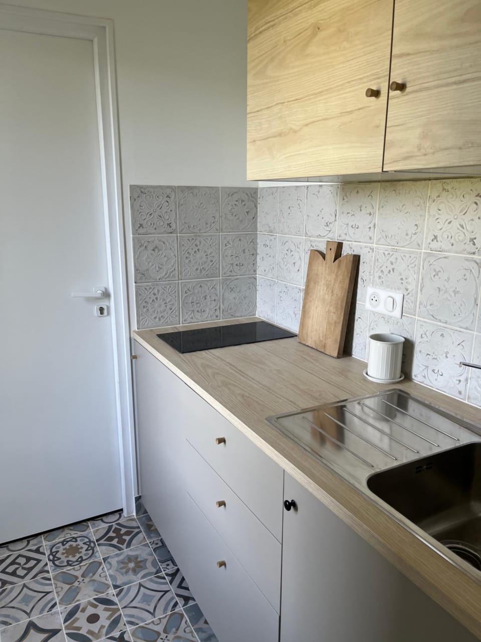 Kitchen or kitchenette, stove