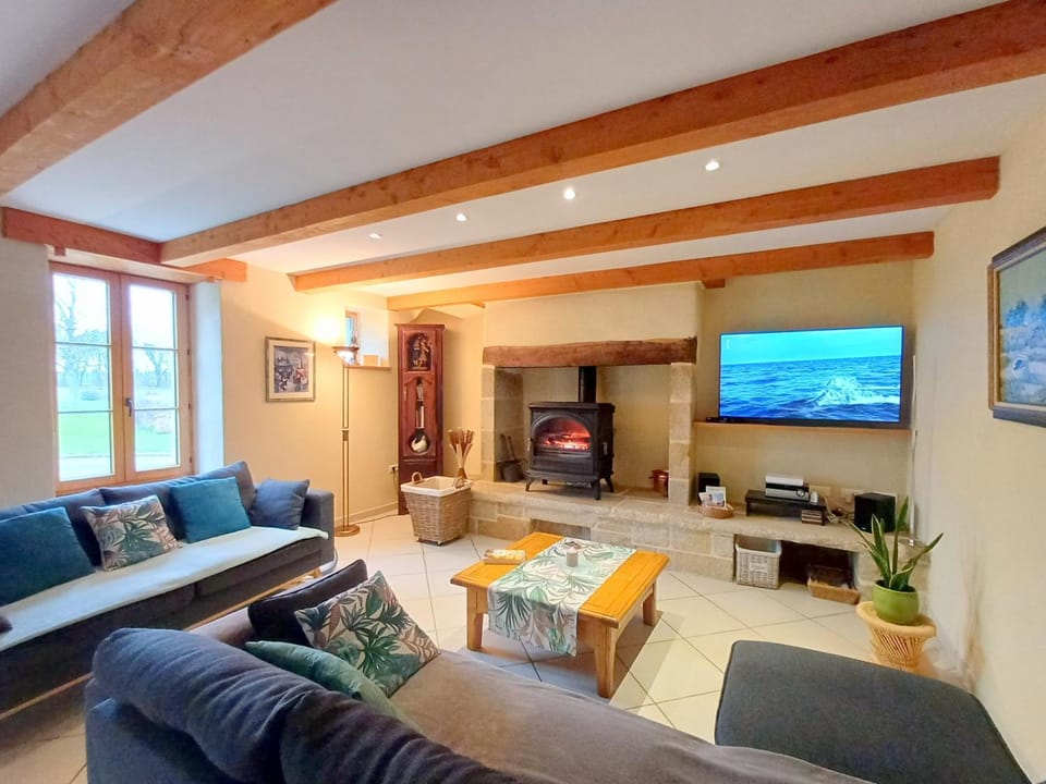 TV and multimedia, Living room, Evening entertainment