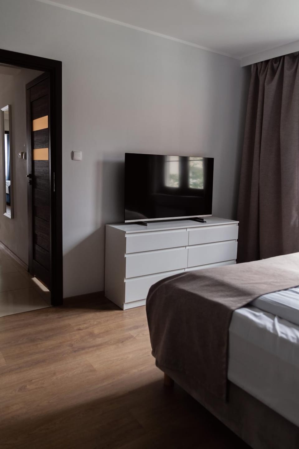 Bedroom, Alcoholic drinks, Quiet street view