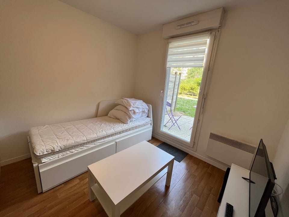 Acajou, Studio avec terrasse et parking privé Apartment in Caen