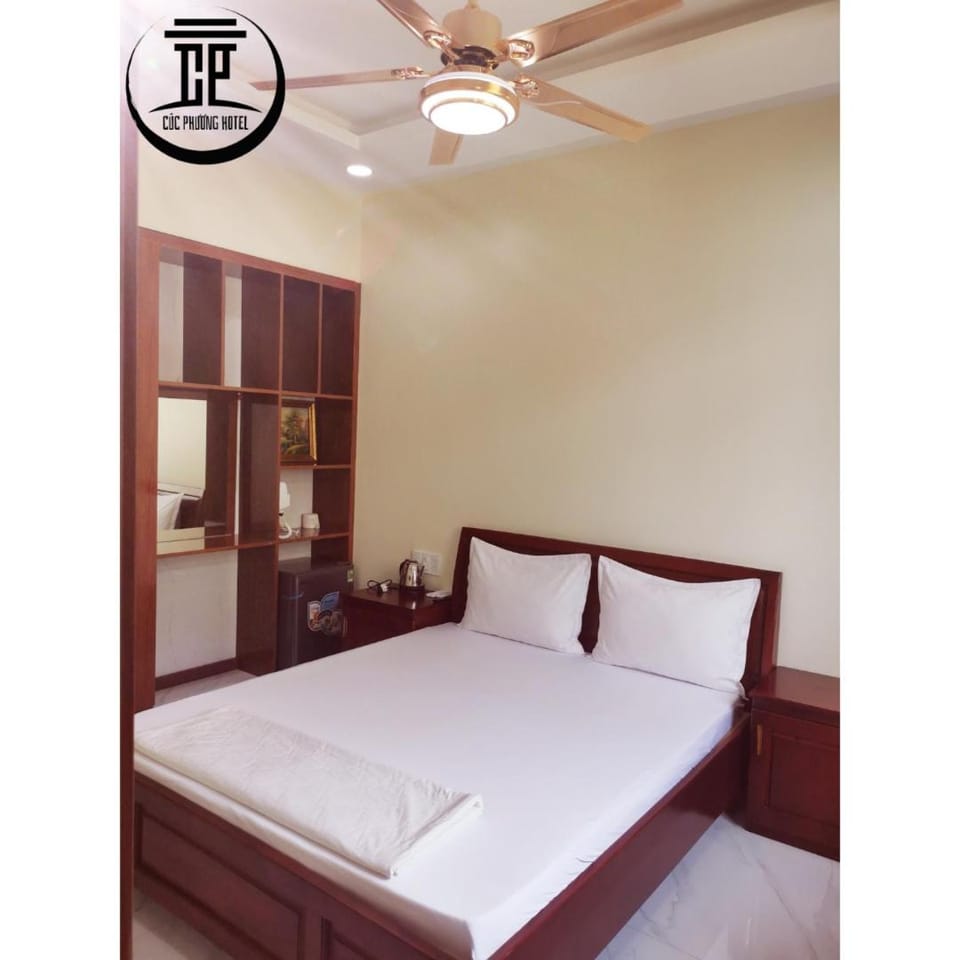 Bed, Kitchen or kitchenette, Photo of the whole room, Bedroom, fireplace, wardrobe