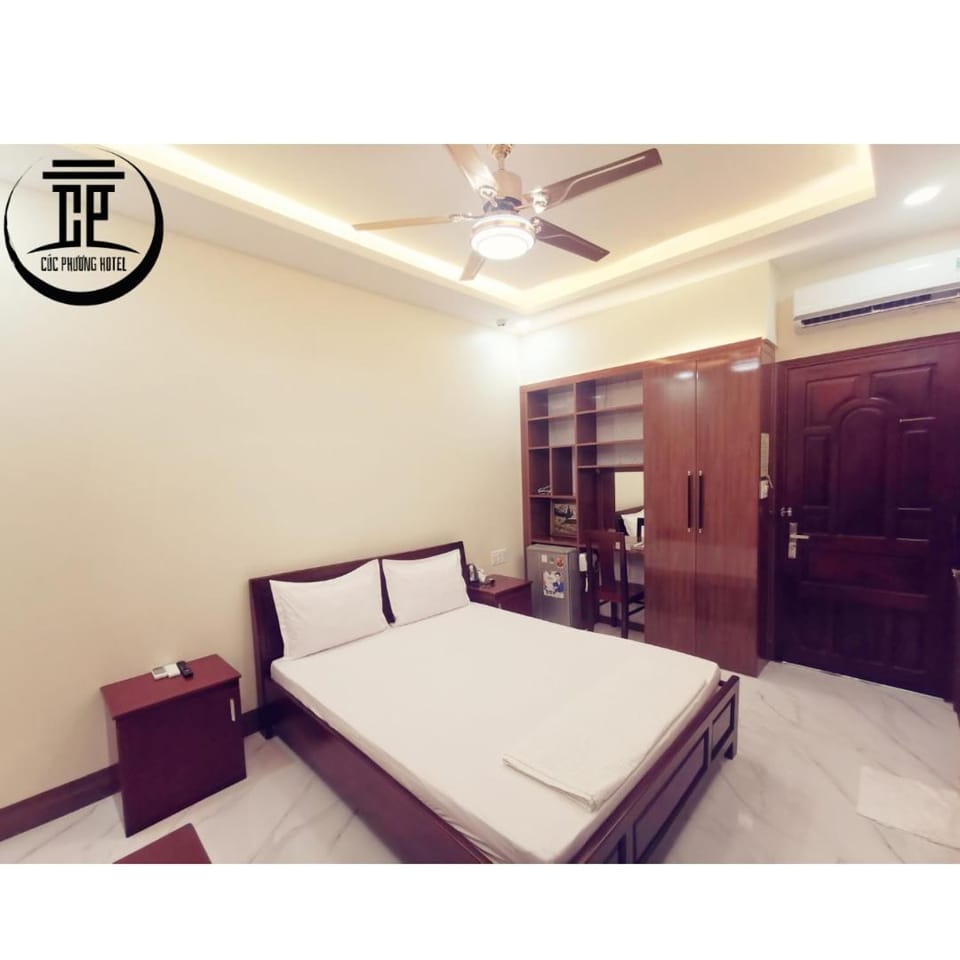 Bed, Living room, Photo of the whole room, Seating area, Bedroom, fireplace, wardrobe, air conditioner