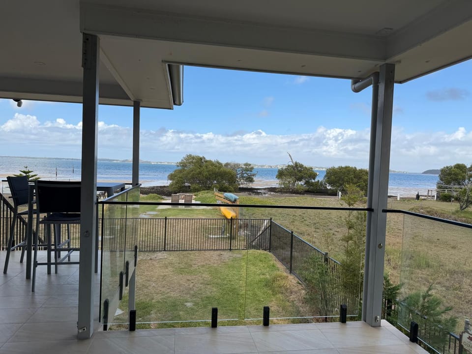 ABSOLUTE BEACHFRONT Port Stephens - Pindimar Beach House House in Tea Gardens