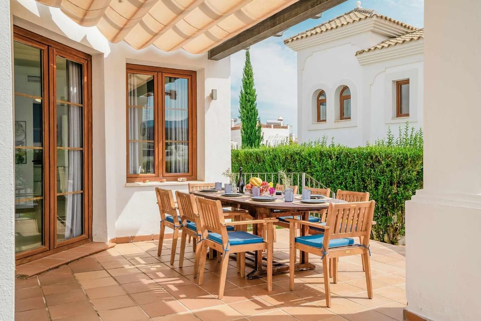 Villa con piscina climatizada y vistas al Golf Villa in Costa del Sol