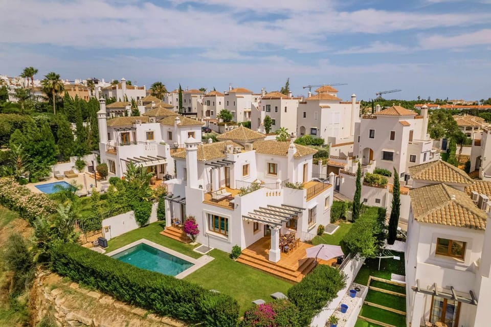Villa con piscina climatizada y vistas al Golf Villa in Costa del Sol