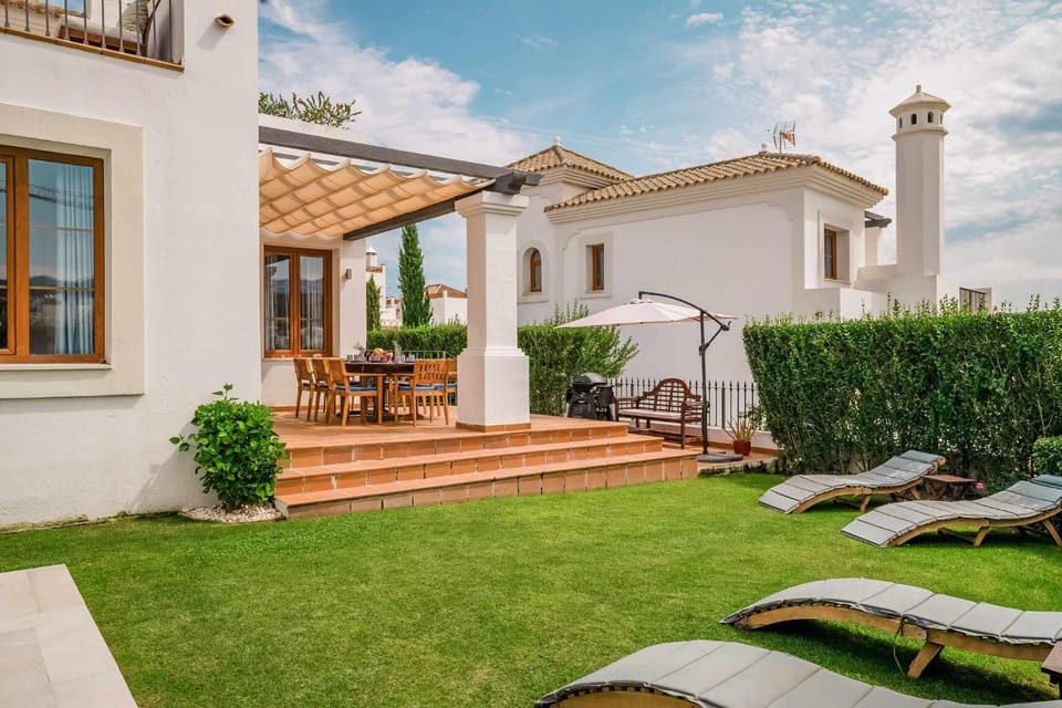 Villa con piscina climatizada y vistas al Golf Villa in Costa del Sol