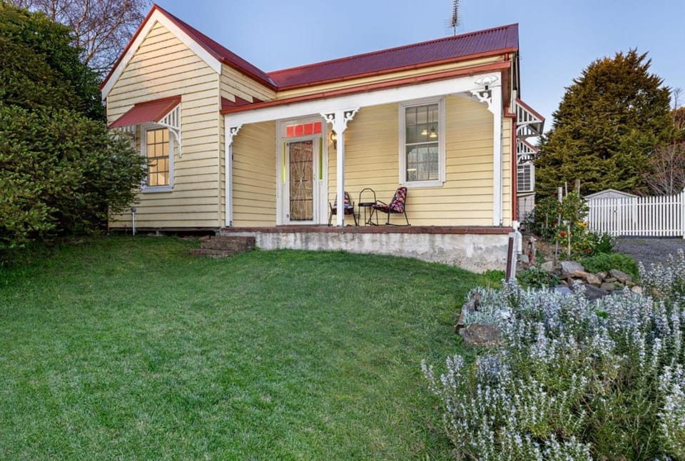 Perriman Cottage House in Daylesford