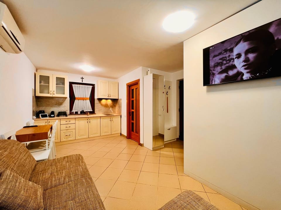 TV and multimedia, Kitchen or kitchenette, Living room, Dining area, air conditioner