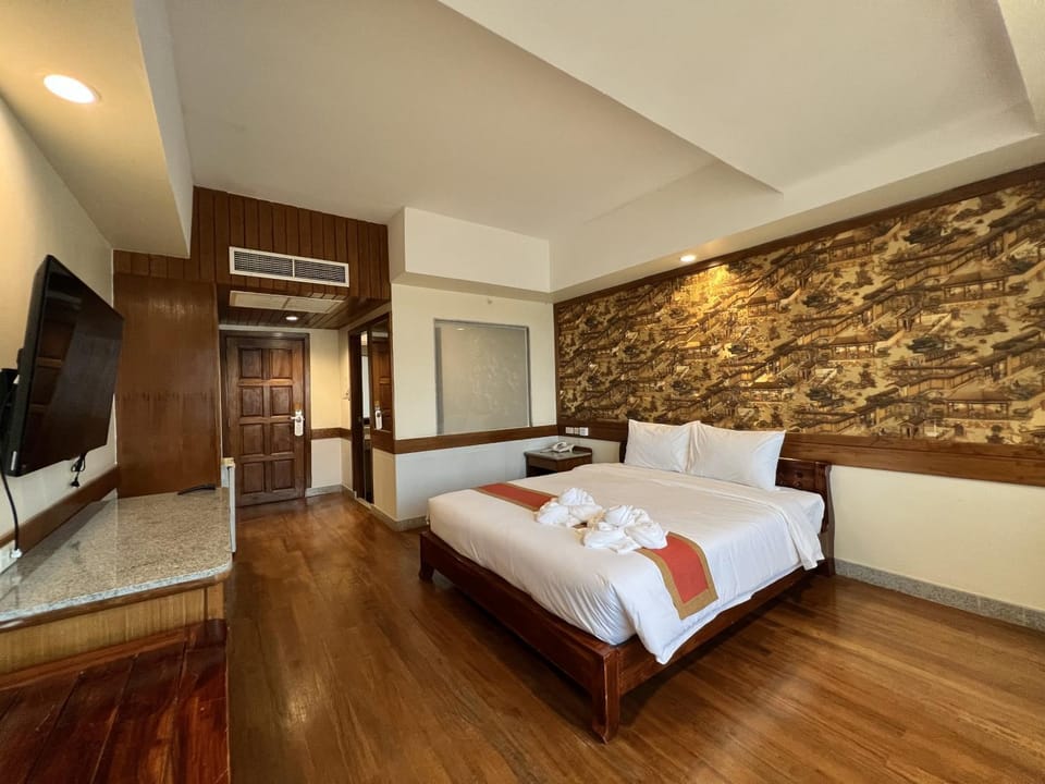 Bed, TV and multimedia, towels
