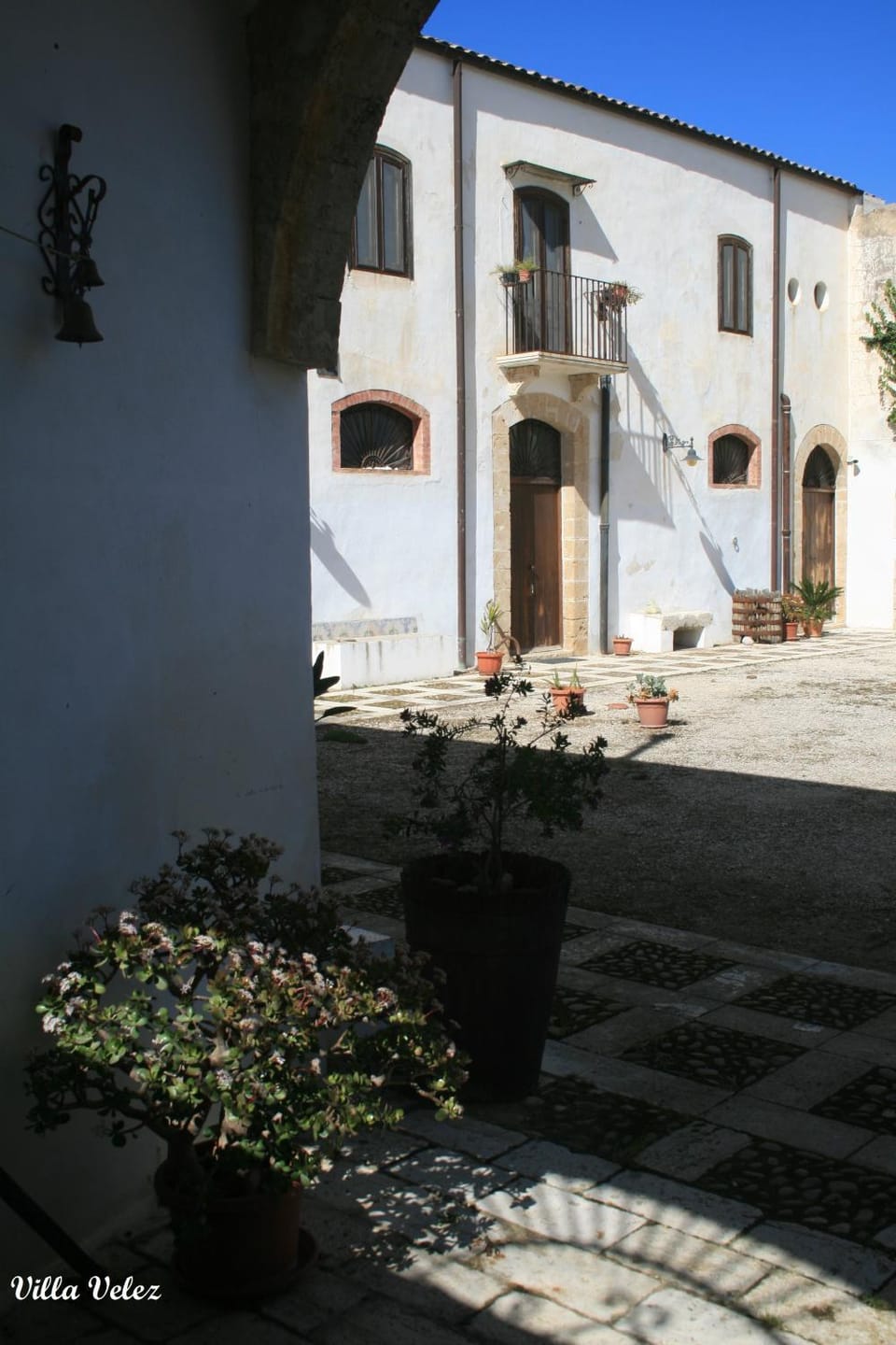 Property building, Patio, Facade/entrance, Garden