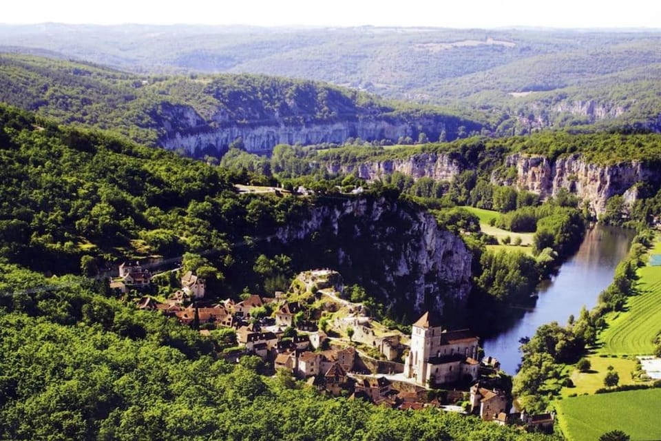 Gite st cirq Lapopie piscine vue imprenable House in Occitanie