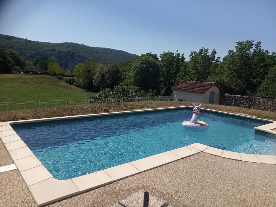 Gite st cirq Lapopie piscine vue imprenable House in Occitanie